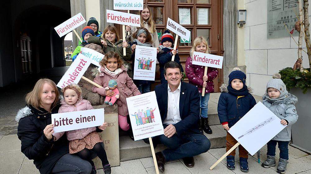 Elf Kinder demonstrierten, um für eine Nachbesetzung der Kinderarztstelle zu bitten.