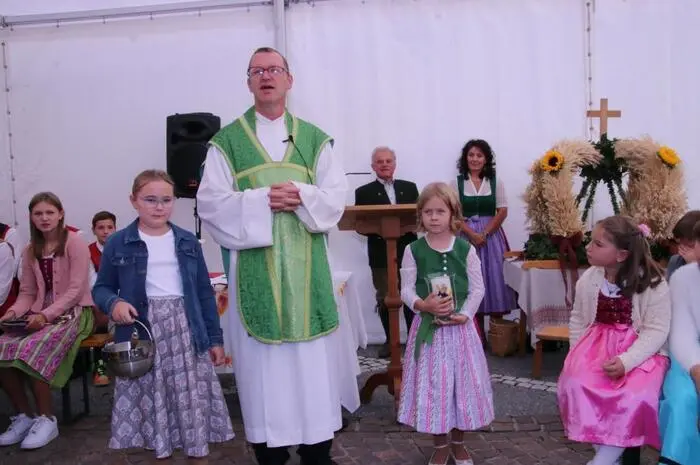 Nach der Segnung der Erntekrone, die von Elfriede Ortner mit der Landjugend gestaltet wurde, zelebrierte Pfarrer Winfried Lembacher die Erntedankmesse, welche von den Kindern der Volksschule unter Katja Bäck mitgestaltet wurde.