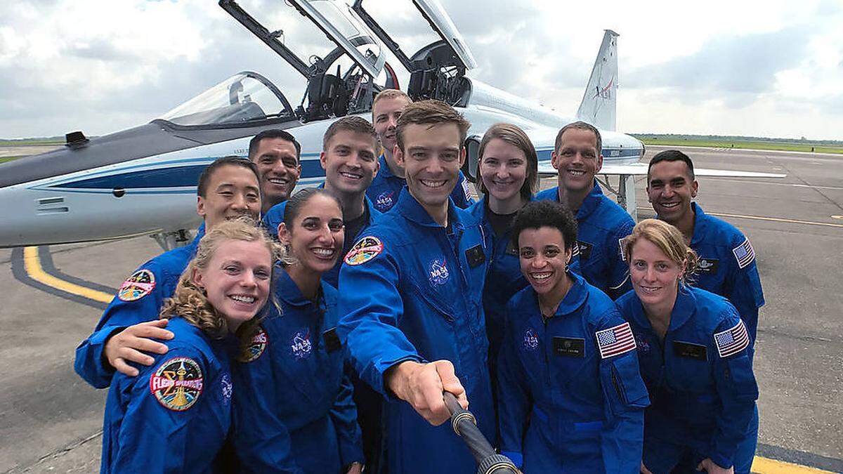 Den zwölf erfolgreichen Bewerbern steht nun eine zwei Jahre dauernde Astronauten-Ausbildung bevor