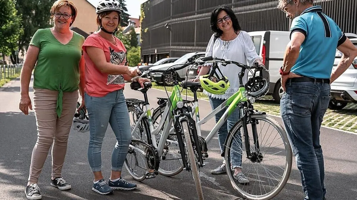 Sigrid Höfler-Eder (2. von rechts) und Sonja Hödl-Sundl (3. von rechts) mit ihren neuen Trekking-Bikes von "Steirerbike"