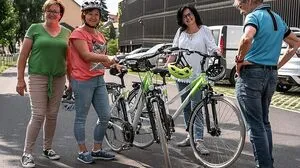 Sigrid Höfler-Eder (2. von rechts) und Sonja Hödl-Sundl (3. von rechts) mit ihren neuen Trekking-Bikes von "Steirerbike"