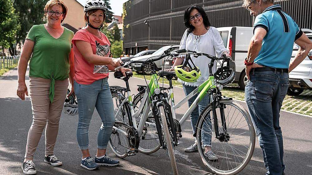Sigrid Höfler-Eder (2. von rechts) und Sonja Hödl-Sundl (3. von rechts) mit ihren neuen Trekking-Bikes von &quot;Steirerbike&quot;