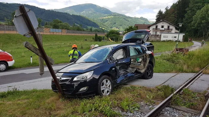 Dem Pkw fehlt die äußere Verkleidung der  hinteren Tür