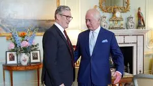 . 05/07/2024. London, United Kingdom. King Charles III with Sir Keir Starmer during an audience at Buckingham Palace in London, where he invited the leader of the Labour Party to become the new UK Prime Minister. PUBLICATIONxINxGERxSUIxAUTxHUNxONLY xi-Imagesx/xPoolx IIM-25351-0081