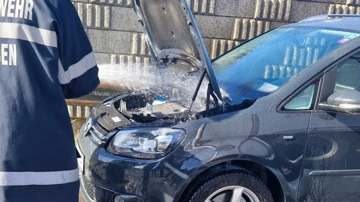 Der Kleinbrand im Motorraum konnte rasch gelöscht werden