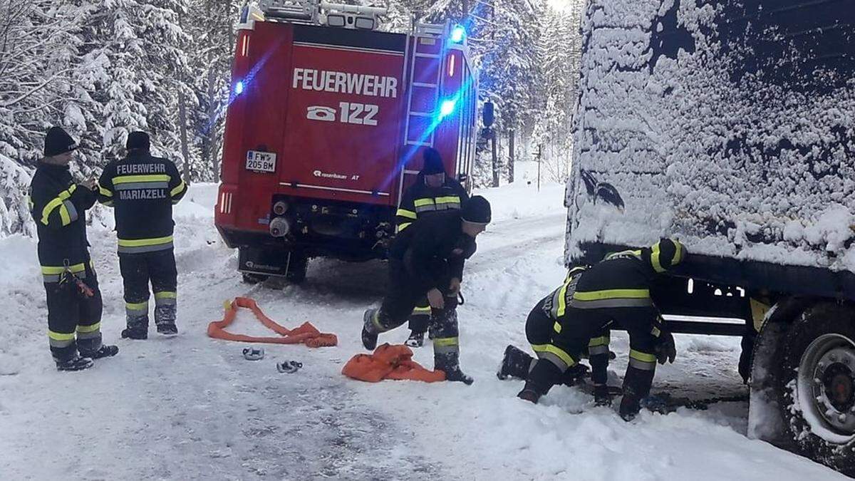 Vier Stunden lang kümmerte sich die Feuerwehr um den Sattelschlepper