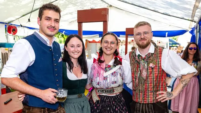 Die rund 25 Mitglieder der Burschenschaft Labientschach unter Obmann Marcel Warmuth luden am vergangenen Sonntag zum alljährlichen Labientschacher Johanneskirchtag samt Kufenstechen und Lindentanz. In einem spannenden Wettkampf konnte sich Fabio Achatz das Kranzel holen. Gratuliert haben auch Arnoldsteins Bürgermeister Reinhard Antolitsch (SPÖ), eine Abordnung der Burschenschaft Saak/Förk, sowie Michael Tarmann vom Restaurant Tarmann. Anschließend wurde zur Musik von die „Mooskrocha“ im Festzelt gefeiert. 