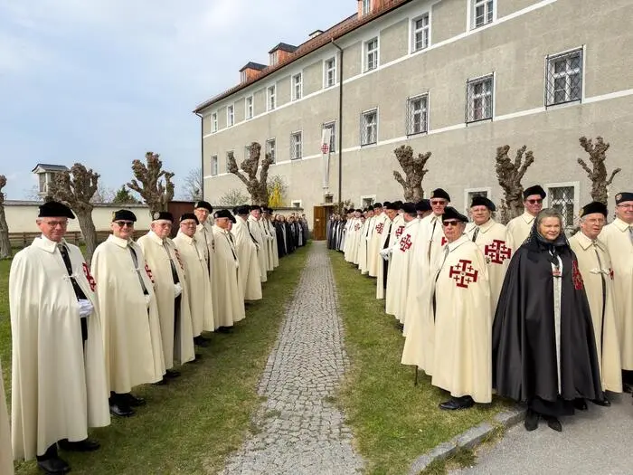 Die Ritterschlag erfolgt mittlerweile mit dem Bischofsstab