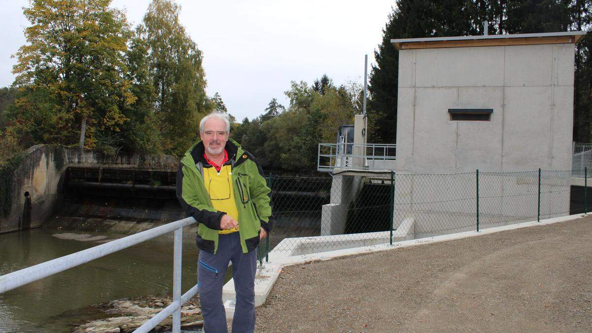 Alois Thaller vor dem neu errichteten Kraftwerk an der Feistritz, nur wenige Meter vom alten Standort entfernt