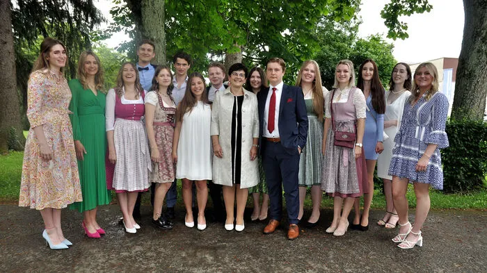 Für diese Maturantinnen und Maturanten der HL5a der Höheren Lehranstalt für Tourismus ging die Matura erfolgreich über die Bühne:Ausgezeichneter Erfolg: Valentina Fritz,Franziska Kopfer, Maria Rein und Maurice Schutti-Knopper. Guter Erfolg: Anna Flaggl, Laura Irlacher und Pauline Moosbrugger. Bestanden: Julian Burkert, Jonas Draxler, Stephanie Höß, Franziska Kopfer, Magdalena Lechner, Lena Luttenberger, Sabina Peißl, Daniel Schmidbauer und Theresa Temml.