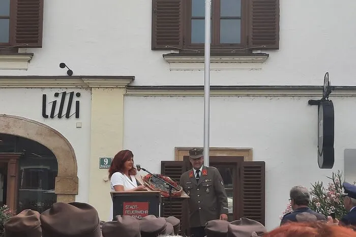 Unter den Gratulanten befanden sich unter anderem die Bürgermeisterin der Partnergemeinde Heinersreuth, Simone Kirchner, ...