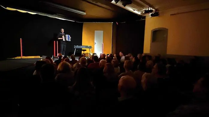 Ein ausverkauftes Minitheater Altenmarkt war die beste Motivation des Kabarettisten Christof Spörk für seinen Neujahrsauftritt in der Thermenhauptstadt Fürstenfeld.