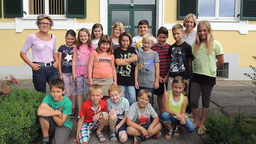 Direktorin Renate Schachner (links) mit Schülern und Werklehrerin Ruth-Maria Fassl vor der VS Brunnsee