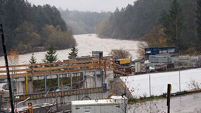 Bei der Kraftwerksbaustelle Schütt stürzte ein Kran ins Wasser