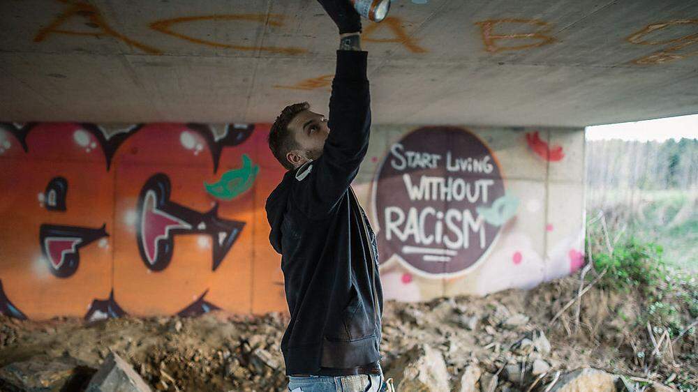 Die Antidiskriminierungsstelle setzt ein Zeichen: Sprayer Oliver Naimer, alias „KEOS“, beim Übersprühen von rassistischen Graffiti