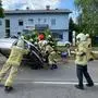 Die Berufsfeuerwehr barg die verletzte Frau aus ihrem Auto