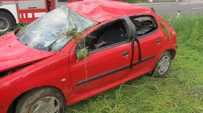 Die Frau wurde von der Feuerwehr aus dem Wrack befreit