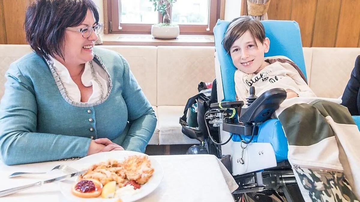 Erstes Schnitzel seit 8 Jahren: Georg und Mutter Claudia Polic