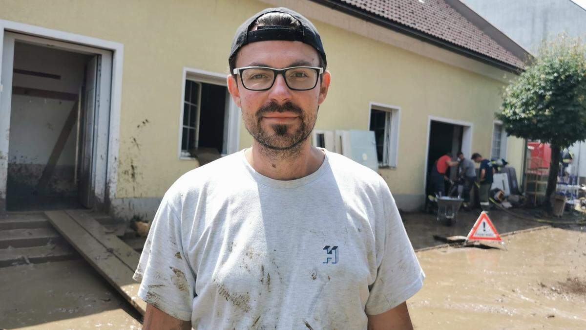 Alexander Redka vor seinem überschwemmten Haus