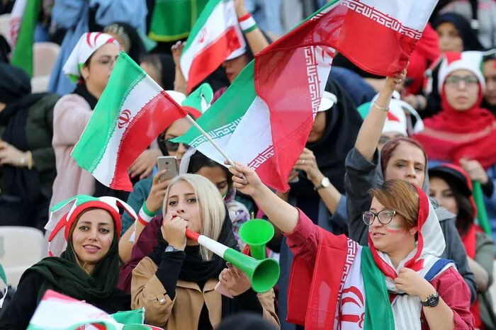  vor dem Spiel kamen die Frauen mit Iran-Flaggen umhüllt und "Victory"-Zeichen im Asadi Sportkomplex an. Einige von ihnen weinten gar vor Glück.  