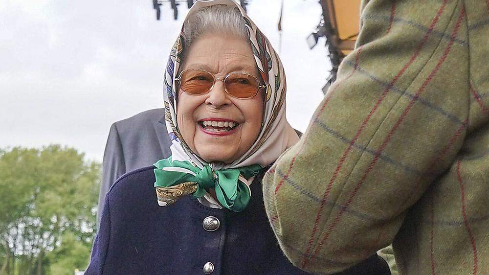 Die Queen kam, lächelte und unterhielt sich mit Besuchern. 
