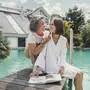 Bild zeigt Mutter und Tochter am hauseigenen Pool