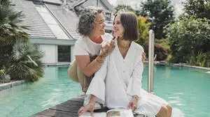 Bild zeigt Mutter und Tochter am hauseigenen Pool