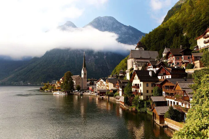 Mystisches Hallstatt.Unweit von Salzburg liegt das UNESCO-Weltkulturerbe Hallstatt und Dachstein. Hallstatt ist touristisches Kleinod und weltberühmte Attraktion zugleich – der kleine Ort schmiegt sich wie ein Schwalbennest an die waldigen Höhen, die sich im Smaragdgrün des Sees spiegeln. Das Heritage.Hotel Hallstatt befindet sich in Traumlage, zusammengesetzt aus den drei historischen Bürgerhäusern Kainz, Stocker und Seethaler. Die drei Häuser sind unmittelbarer Bestandteil der Hallstätter Geschichte und des damit verbundenen Weltkulturerbes. Auch die Hausnamen haben jahrhundertelange Tradition: Sie sind nach alteingesessenen Familien benannt, die sie bewohnt haben. www.schlosshotels.co.at/heritage