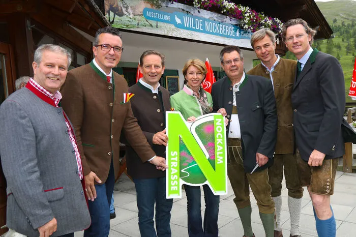 Eröffnet wurde sie von Dietmar Rossmann (Biosphärenpark), den Landesräten Gernot Darmann und Christian Benger, Landeshauptmann-Stellvertreterin Gaby Schaunig, dem Kremser Bürgermeister Johann Winkler, Hüttenbesitzer Peter Laggner und Johannes Hörl (Nockalm Straße)