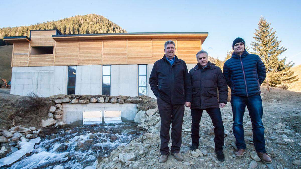 Wasser und  Strom fließen: Bürgermeister Lusser, Steinbacher und Vizebürgermeister Roland Lanser