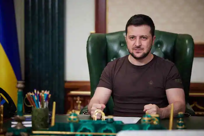 Selenskyj wurde in einer jüdischen Familie in Kriwoi Rog in der Ukraine geboren. Sein Vater ist ein ehemaliger Kybernetik-Professor, seine Mutter Ingenieurin.