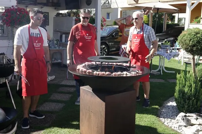 Gewinnerinnen und Gewinner eines Gewinnspiels wurden zu einem besonderen Grillkurs in Zeltweg eingeladen. Im Mittelpunkt standen kreative alkoholfreie Getränkebegleitungen zu mehrgängigen Grillgerichten.