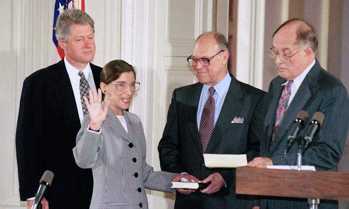 Bundesrichterin Ruth Bader bei ihrer Vereidigung 1993 mit dem damaligen US-Präsidenten Bill Clinton