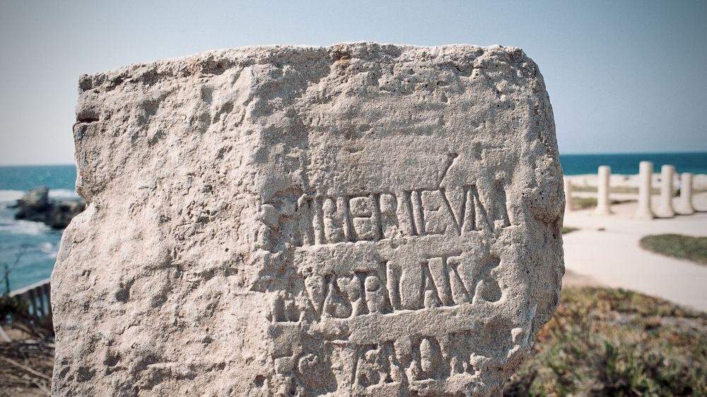 Der Pilatusstein wurde 1961 in den Ruinen von Caesarea Maritima am Mittelmeer entdeckt 
