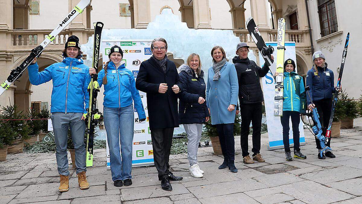 Von links: Willi Pitzer, Mariella Schwarz (beide Ski Alpin), Sportlandesrat Christopher Drexler, Verbandspräsidentin Renate Götschl, Tourismuslandesrätin Barbara Eibinger-Miedl, David Pickl (Snowboard), Elias Mühlbacher (Kombination) und Anne-Marie Sprung (Biathlon)