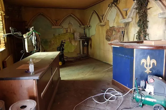 Die alte Garderobe.