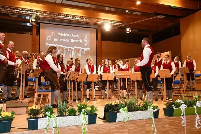 Kapellmeister Johannes Oberreiter hat mit seinen 40 Musikerinnen und Musikern ein für das Publikum ansprechendes Musikprogramm vorbereitet. 