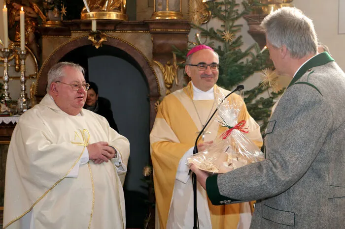 Eingangs begrüßte auch Bürgermeister Wolfgang Rosenkranz das steirische Kirchenoberhaupt und überreichte einen Zirbenholzteller.