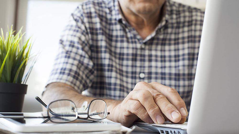 Die Autoren der Studie nennen die mangelnde digitale Medienkompetenz älterer Menschen sowie ein schlechteres Erinnerungsvermögen als mögliche Gründe