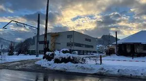 Die Halle des neuen Wasserstofftechnikums der Montanuniversität Leoben an der Dorfstraße in Leitendorf steht knapp vor der Fertigstellung