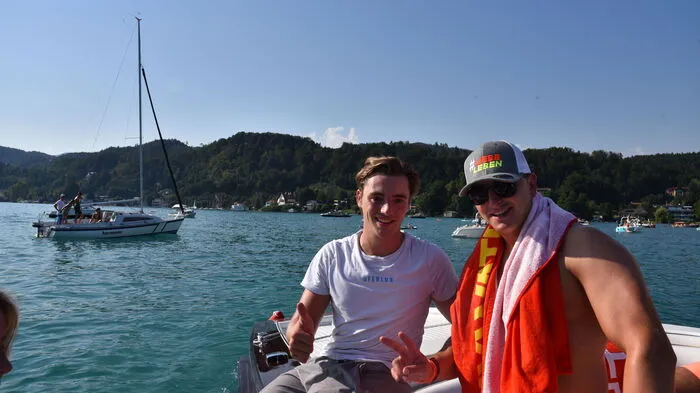 Sommer, Sonne, flauschige Wassertemperaturen und dazu chillige Musik. So wie am Samstag beim Uferlos Festival in der Pörtschacher Bucht sollte es am Wörthersee immer sein. Da schaute sogar Andreas Gabalier (am Foto rechts) mit dem Boot einen Sprung vorbei. Die DJs spielten auf einer am See schwimmenden Plattform, auf einer anderen gab es die Bar. Zwei Getränkelieferschiffe brachten Drinks zu den Booten. Der Eintritt war frei, die Anreise erfolgte auch in aufblasbaren Schwänen, Schwimmreifen und SUPs. Es hat alle sehr gefreut, so bald als möglich bitte wieder.