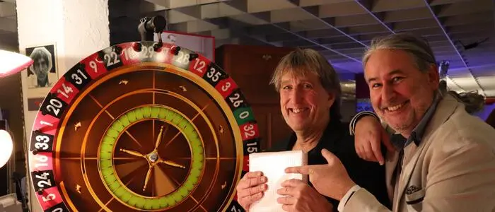 Gerald Eschenauer bei einer Buchpräsentation | Nicht um Glück im Casino, sondern um Glück mit Geld geht es Eschenauer (rechts) beim Finanzstammtisch