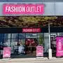 Ein Geschäft mit der pinken Aufschrift: Fashion Outlet