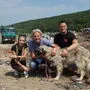 Amra und Michael Midzan mit "hundkatzemaus"-Moderator Frank Weber (mi.) beim Einsatz in Bihac