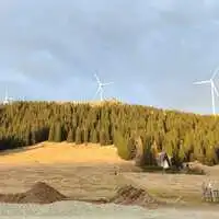 Die Landesgrenze verläuft links der Kapelle; links davon liegt der dort nicht genehmigte Umladeplatz auf Kärntner Seite – eine von mehreren Diskrepanzen zwischen dem Genehmigungsbescheid für den Windpark Bärofen und dessen Umsetzung