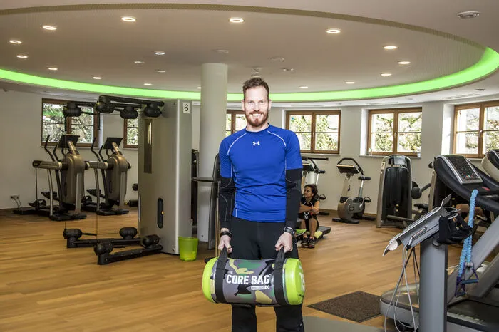 Er sorgt im Fitnessstudio für die richtige Anwendung