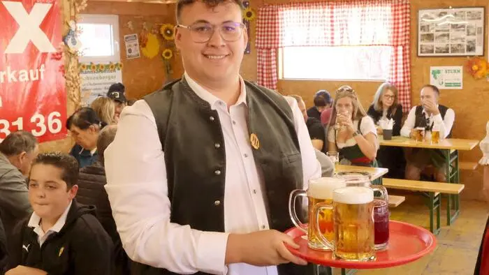Beim „Kadöllawirt“ dreht sich auch heuer wieder vieles um den knusprigen Hendl-Klassiker. Seit vielen Jahren ist der Familienbetrieb aus Glanegg mit Chefin Sabrina Pappler Teil des kulinarischen Angebots am Wiesenmarkt. Für viele Gäste gehört der Besuch beim „Kadöllawirt“ mittlerweile genauso zur Wiesn wie Fahrgeschäfte, Musik und das bunte Treiben auf dem Marktgelände. 