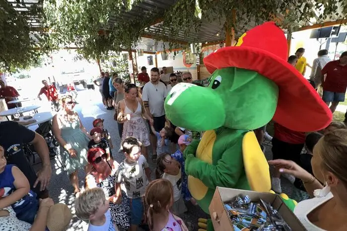 Höhepunkt war natürlich der erste Auftritt des zwei Meter großen Feuerwehrmaskottchens „Löschi“, der alle Kinderherzen höher schlagen ließ.