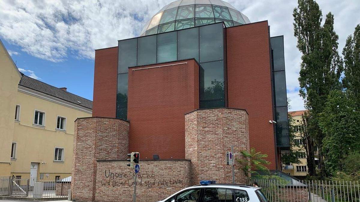 Erst Graffiti, dann eingeschlagene Fenster: Die  Grazer Synagoge wurde zwei Mal Opfer von Attacken