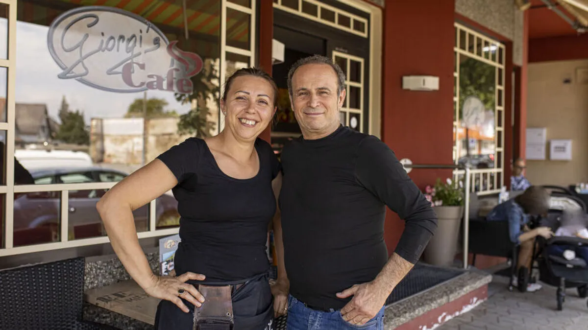 Gheorghe Pana mit seiner Frau Dzini vor dem neu renovierten Kaffeehaus.
